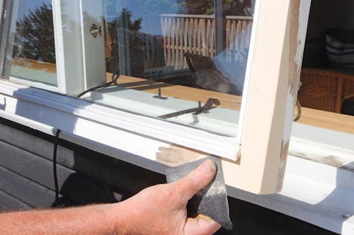 Snarvei med kjemisk tre: Den herdede massen slipes glatt og i plan med treverket rundt, før reparasjonen til slutt kan males. Snarvei med kjemisk tre: Den herdede massen slipes glatt og i plan med treverket rundt, før reparasjonen til slutt kan males.